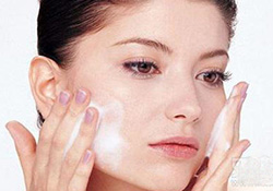 毛孔堵塞用什么洗面奶？毛孔堵塞用洗面奶注意事項