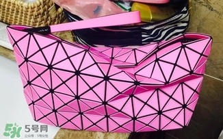 三宅一生櫻花粉包包多少錢？三宅一生櫻花粉包包價(jià)格