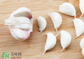 大蒜爛了一點(diǎn)還能吃嗎？大蒜爛根是怎么回事？