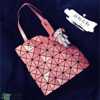 三宅一生櫻花粉包包多少錢？三宅一生櫻花粉包包價(jià)格