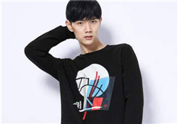 男士衛(wèi)衣里面穿什么？男士衛(wèi)衣怎么搭配好看？