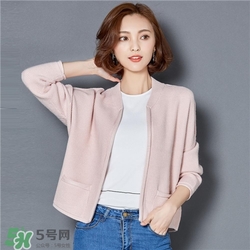 針織衫里面穿什么？針織外套里面穿什么？