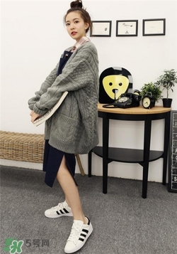 針織衫里面穿什么？針織外套里面穿什么？