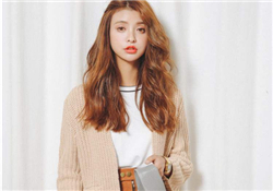 針織衫里面穿什么？針織外套里面穿什么？