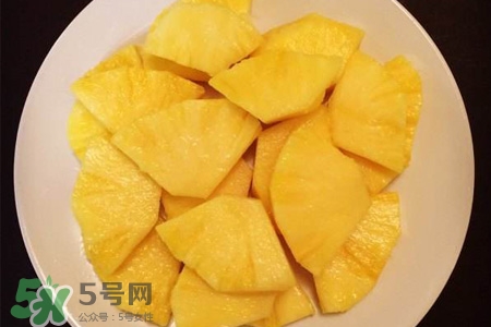 口腔潰瘍能吃菠蘿嗎？吃菠蘿會(huì)導(dǎo)致口腔潰瘍嗎？