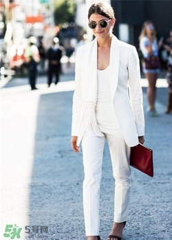 白色西服怎么搭配？白色西服搭配什么內(nèi)搭？