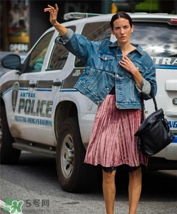 百褶裙搭配什么外套？百褶裙搭配什么外套好看？