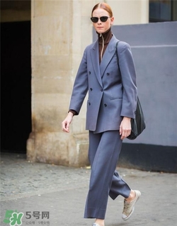 灰色西裝怎么搭配？灰色西服怎么搭配好看？