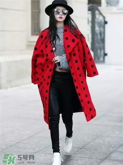 紅色衣服配什么顏色褲子？紅色衣服配什么褲子好看？