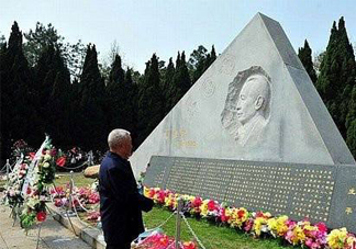 清明節(jié)上墳如何擦墓碑？清明節(jié)掃墓怎么清理墓碑？