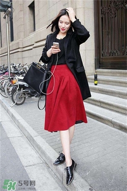 紅色衣服配什么顏色鞋子？紅色衣服配什么鞋子好看？