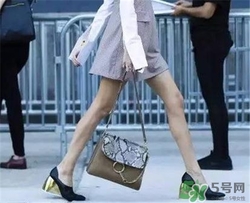 奶奶鞋搭配什么衣服？奶奶鞋搭配什么衣服好看？