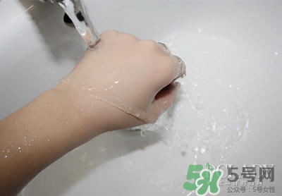 植村秀小燈泡584和784哪個(gè)白？植村秀小燈泡584和784對(duì)比