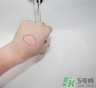 植村秀小燈泡584和784哪個(gè)白？植村秀小燈泡584和784對(duì)比