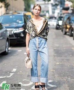 翻邊牛仔褲配什么鞋子？翻邊牛仔褲怎么搭配好看？