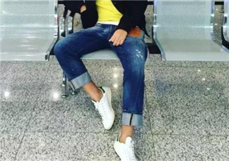 翻邊牛仔褲配什么鞋子？翻邊牛仔褲怎么搭配好看？