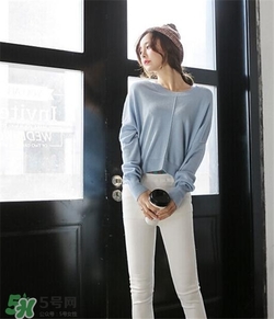 白色褲子配什么顏色上衣？白色褲子搭配什么上衣好看？