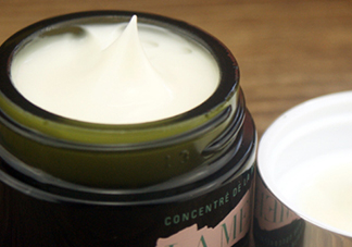 眼部有脂肪粒可以用眼霜嗎？眼部有脂肪粒用什么眼霜？