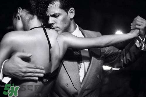 男人的精子對(duì)女人有啥好處？吃精液會(huì)不會(huì)懷孕？