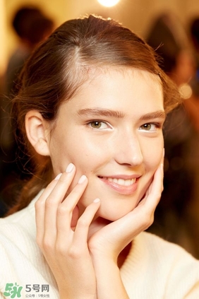 春天臉干怎么補(bǔ)水 春天補(bǔ)水護(hù)膚品推薦 春天臉干怎么補(bǔ)水 春天補(bǔ)水護(hù)膚品推薦