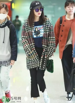 毛邊牛仔褲搭配什么鞋？毛邊牛仔褲搭配什么鞋好看？