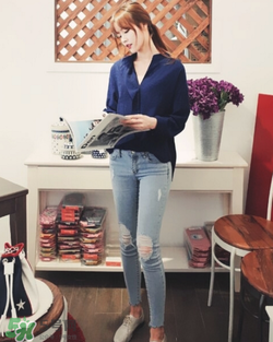 破洞牛仔褲搭配什么上衣？破洞牛仔褲配什么上衣好看？