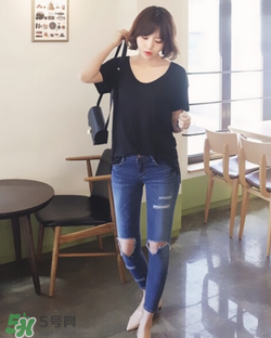 破洞牛仔褲搭配什么上衣？破洞牛仔褲配什么上衣好看？