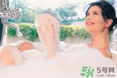 皮膚過敏可以洗澡嗎？洗澡會(huì)加重皮膚過敏嗎？