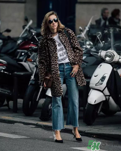 春天穿白t恤怎么搭配？白t恤怎么搭配好看？