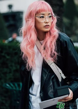 春天穿白t恤怎么搭配？白t恤怎么搭配好看？