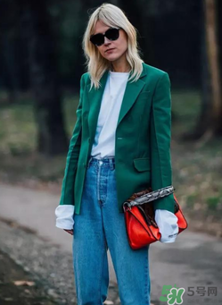 春天穿白t恤怎么搭配？白t恤怎么搭配好看？