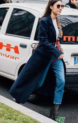 春天穿白t恤怎么搭配？白t恤怎么搭配好看？