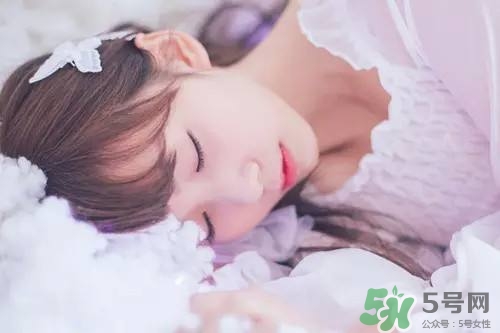 女人熬夜吃什么好？女人熬夜的危害有多大