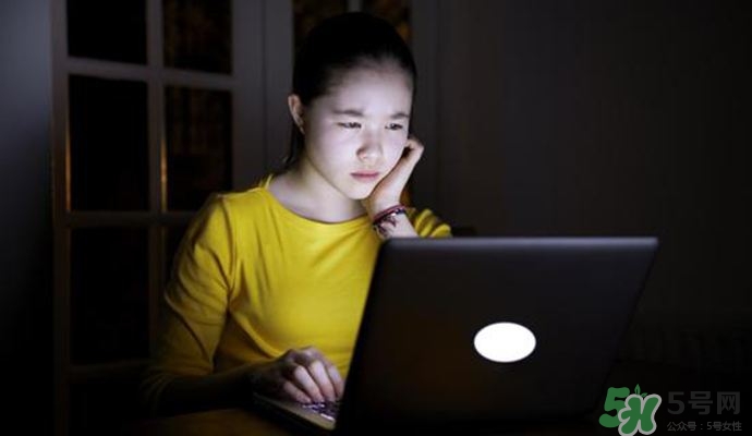 女人熬夜吃什么好？女人熬夜的危害有多大