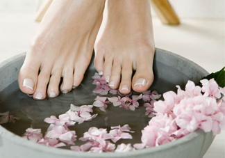 經期可以用艾草泡腳嗎？來月經能用艾草泡腳嗎？