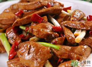 薺菜和豬肝能一起吃嗎？豬肝和芥菜能一起吃嗎？