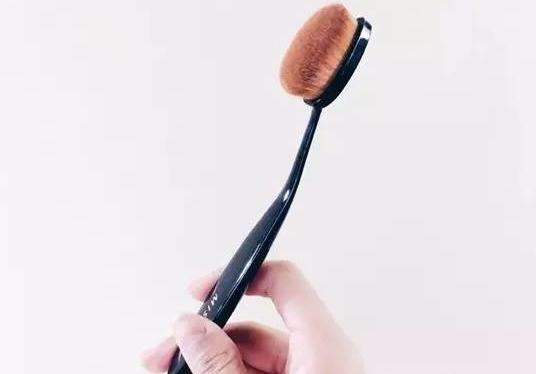 牙刷粉底刷怎么用？牙刷粉底刷使用方法