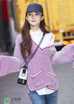 香奈兒gabrielle手袋怎么搭配？chanel gabrielle包包怎么背好看？