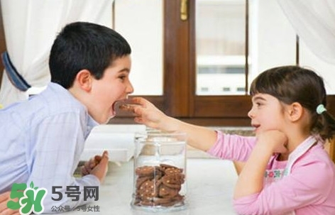 半夜吃零食會(huì)導(dǎo)致腦殘？半夜吃零食會(huì)不會(huì)腦殘