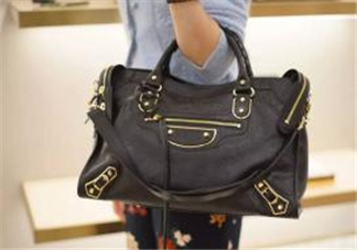 巴黎世家機(jī)車包正品多少錢？balenciaga機(jī)車包專柜價(jià)格