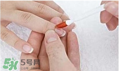 腳上的灰指甲怎么治療？腳上的灰指甲的治療方法