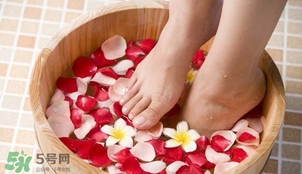 腳上的灰指甲怎么治療？腳上的灰指甲的治療方法