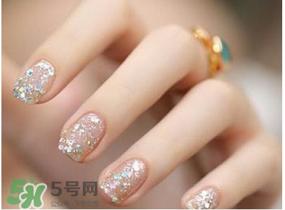 腳上的灰指甲怎么治療？腳上的灰指甲的治療方法