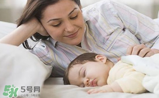 孩子為什么喜歡趴著睡覺？孩子為何老愛趴著睡