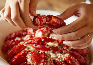 吃小龍蝦可以吃菠蘿嗎？小龍蝦和菠蘿能一起吃嗎？