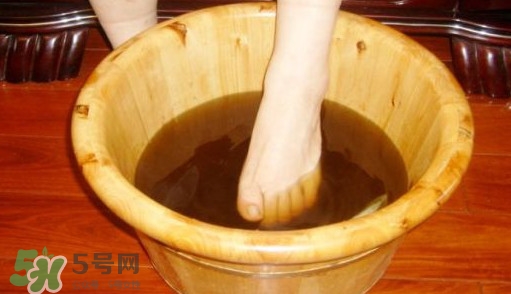 艾葉泡腳有什么功效 艾葉泡腳的好處 艾葉泡腳有什么功效 艾葉泡腳的好處