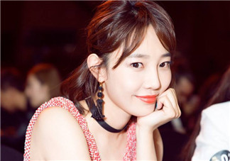 白百合長款白色外套是什么牌子？白百合長款白色外套是哪個(gè)品牌？