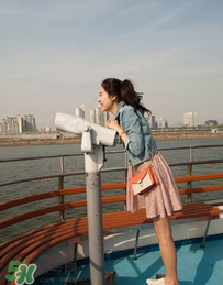 白百合紅色外套是什么牌子？白百合紅色外套是哪個(gè)品牌？