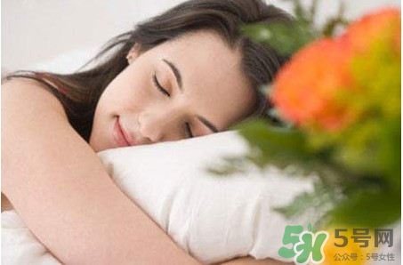 睡覺手腳發(fā)麻是怎么回事？睡覺手腳發(fā)麻是什么原因