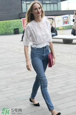 高腰牛仔褲搭配什么上衣？高腰牛仔褲配什么上衣好看？